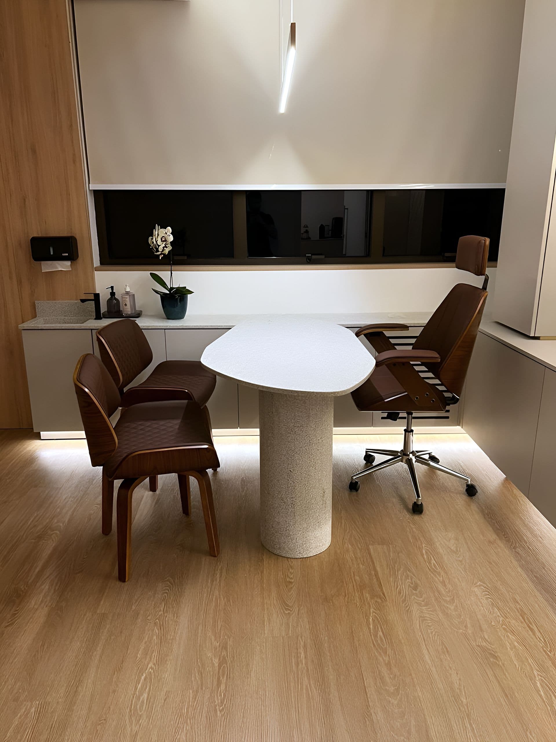 Sala de atendimento do consultório com marcenaria sob medida — vista 1