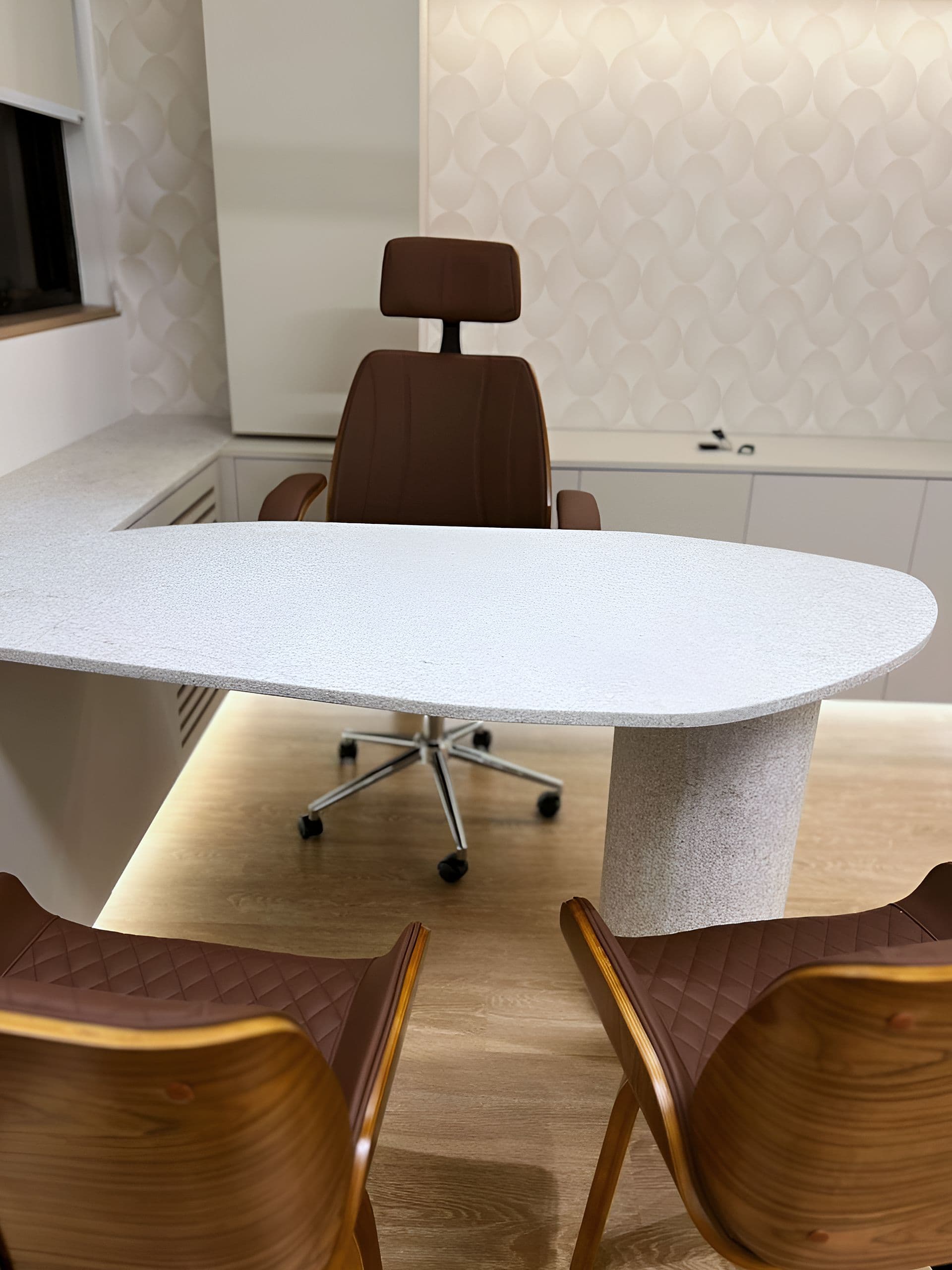 Sala de atendimento do consultório com marcenaria sob medida — vista 2