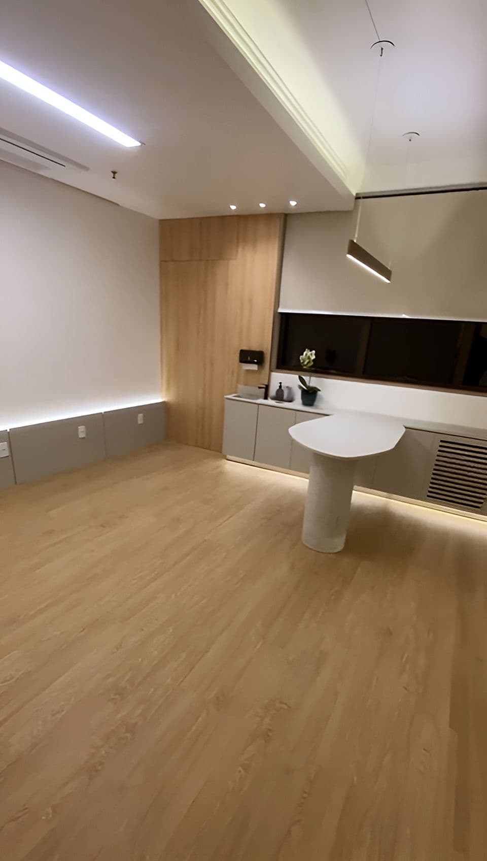 Sala de atendimento do consultório com marcenaria sob medida — vista 3