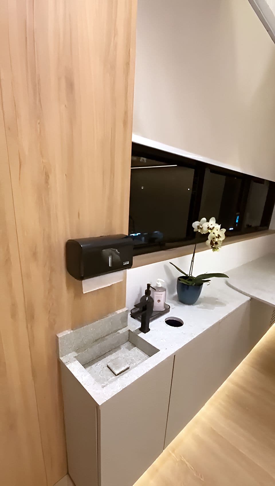 Sala de atendimento do consultório com marcenaria sob medida — vista 5