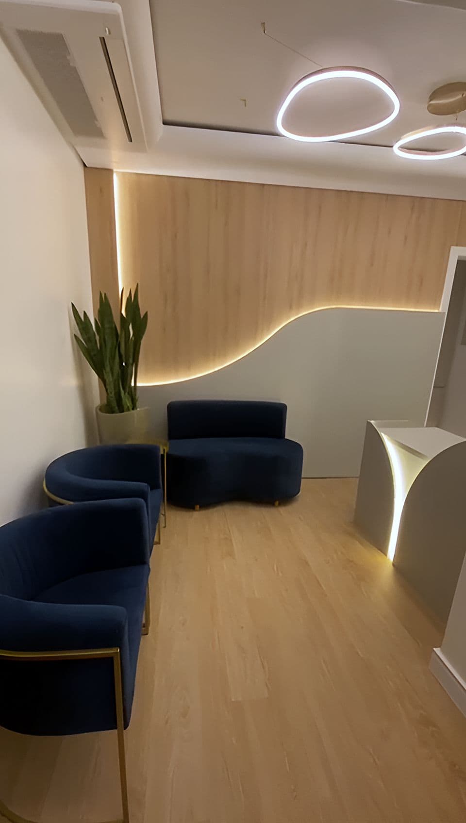 Recepção do consultório com marcenaria sob medida — vista 1