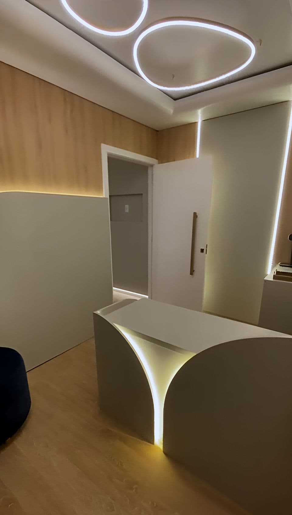 Recepção do consultório com marcenaria sob medida — vista 2