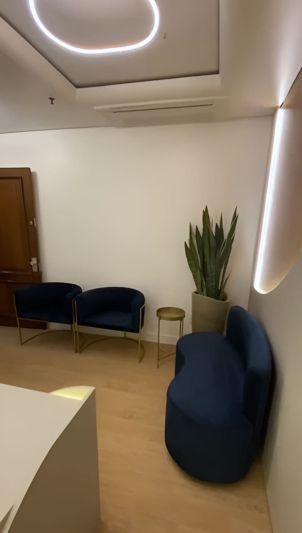 Recepção do consultório com marcenaria sob medida — vista 3