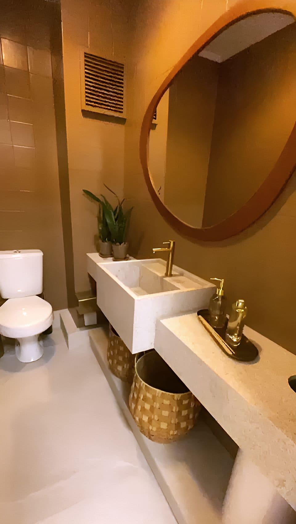 Lavabo do consultório com bancada e marcenaria sob medida — vista 1