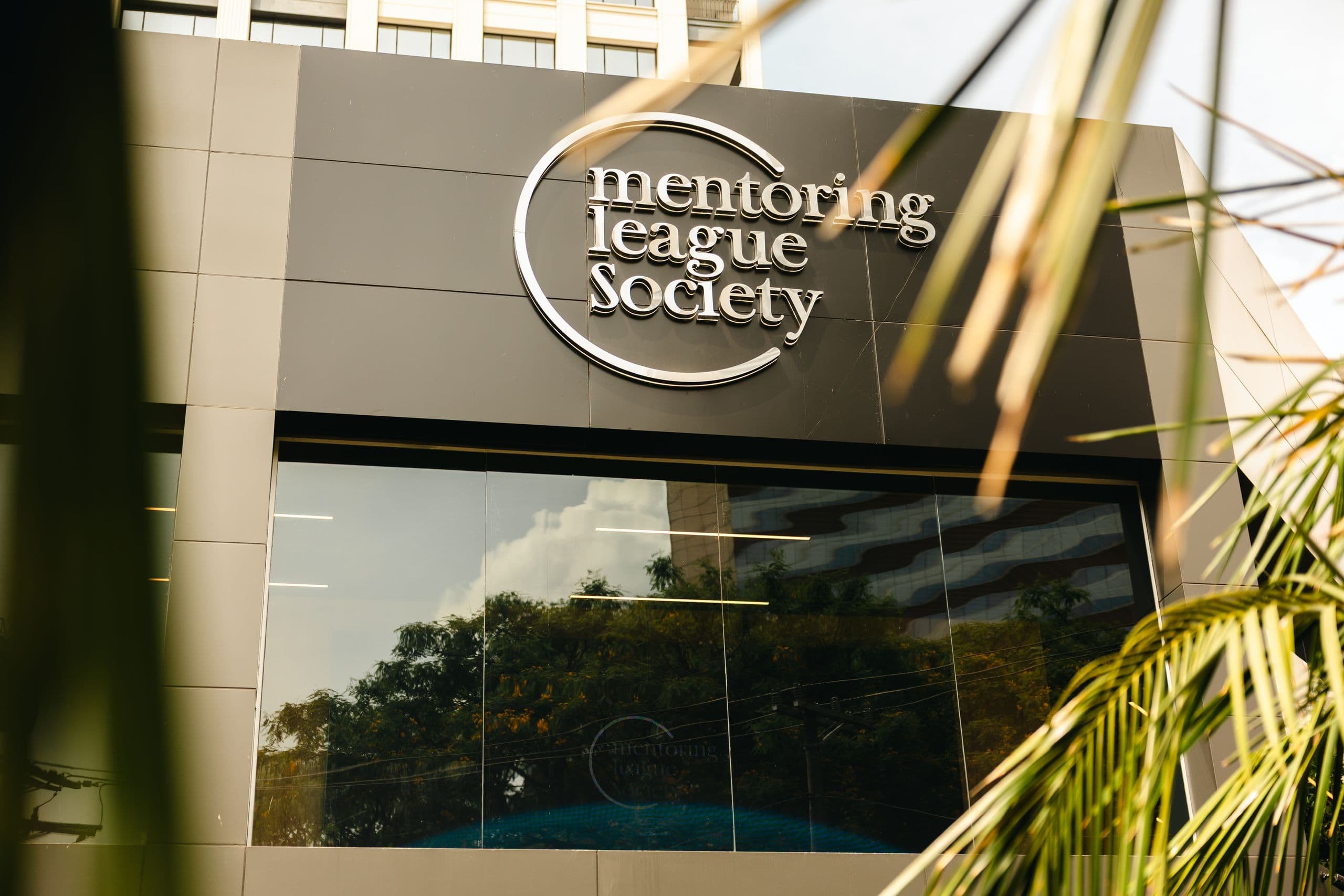 Fachada da MLS House com o letreiro da Mentoring League Society