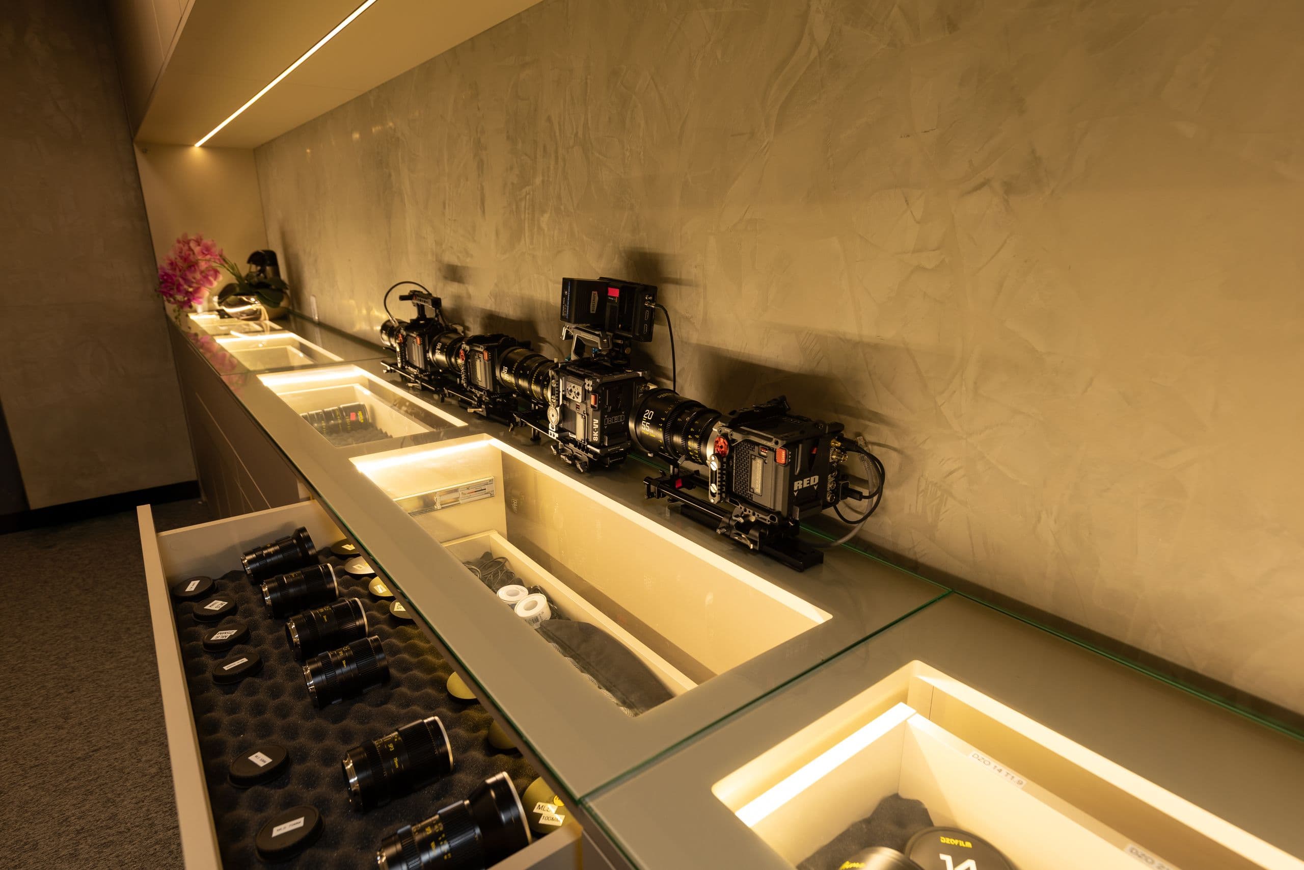 Sala de controle da MLS House com marcenaria sob medida — vista 2