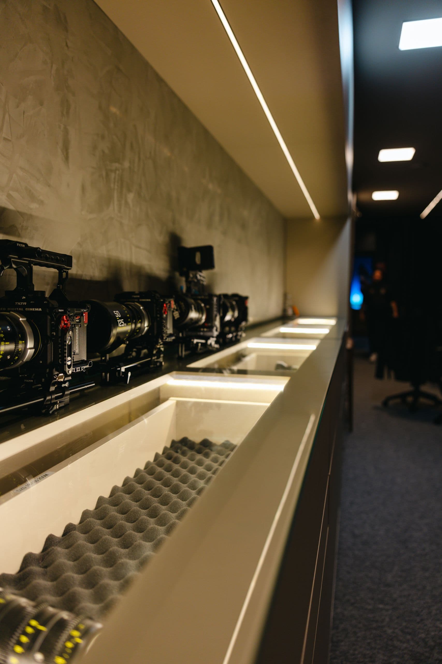 Sala de controle da MLS House com marcenaria sob medida — vista 4