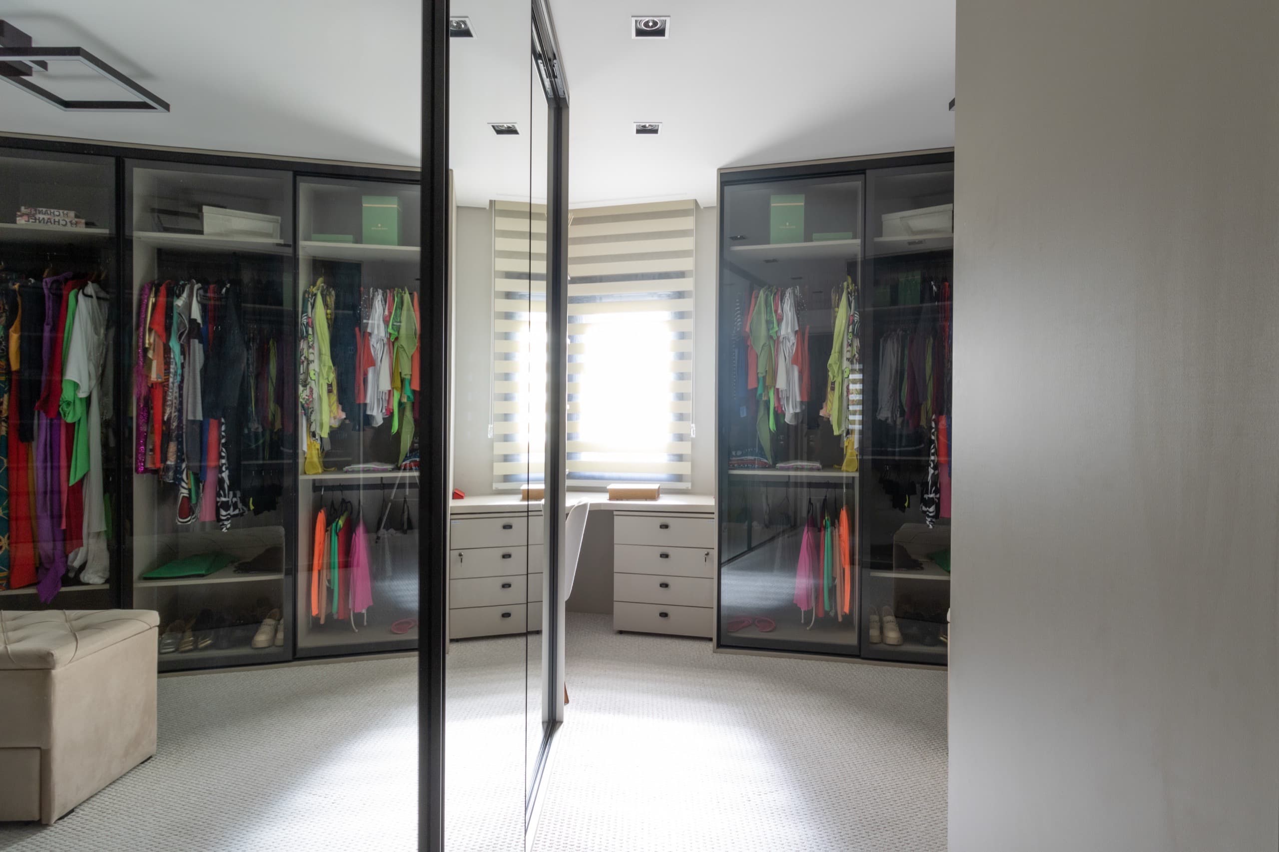 Closet sob medida com prateleiras e cabideiros em madeira
