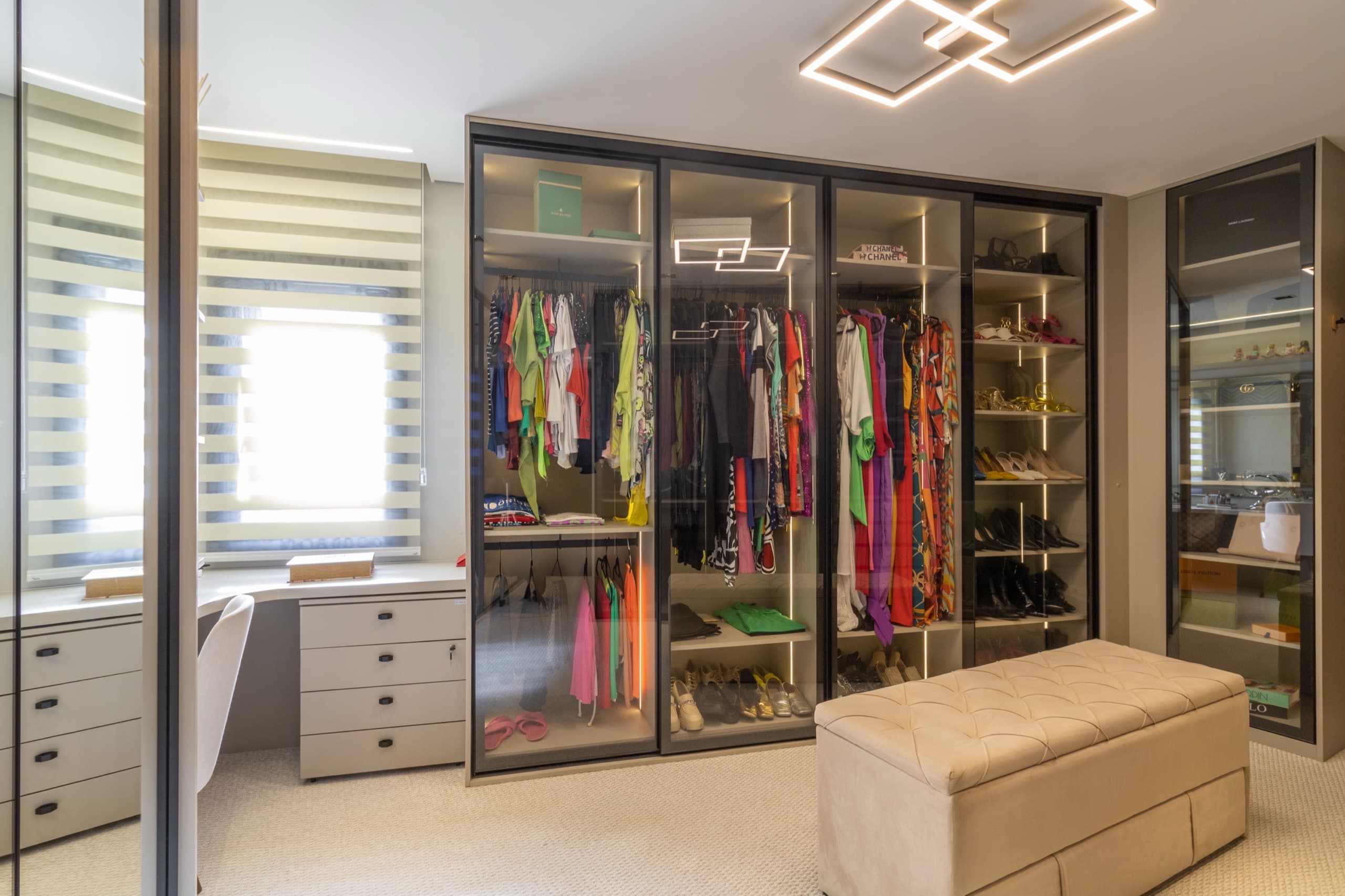 Closet visto de outro ângulo, com iluminação embutida