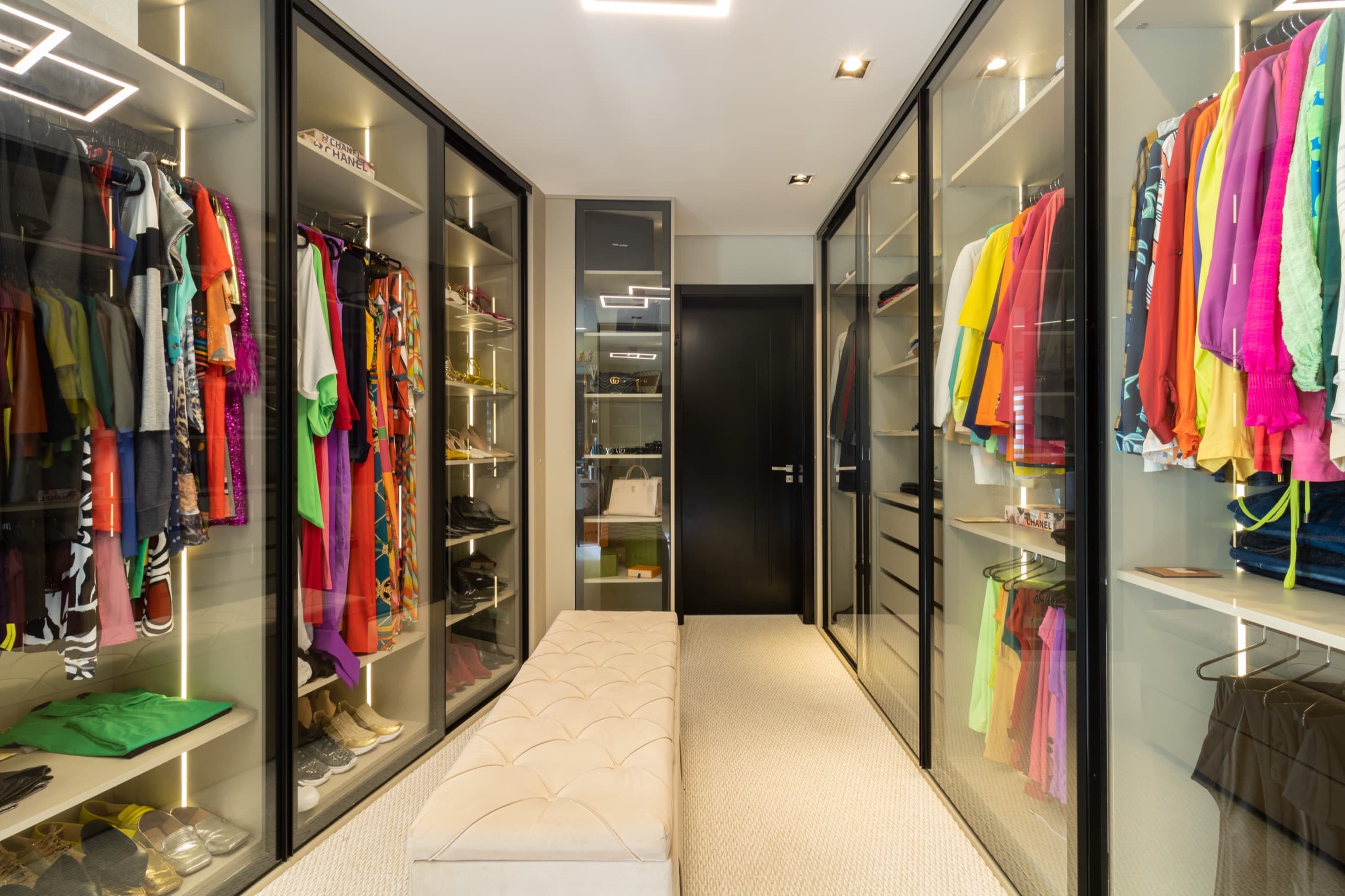 Detalhe das prateleiras e gavetas do closet sob medida