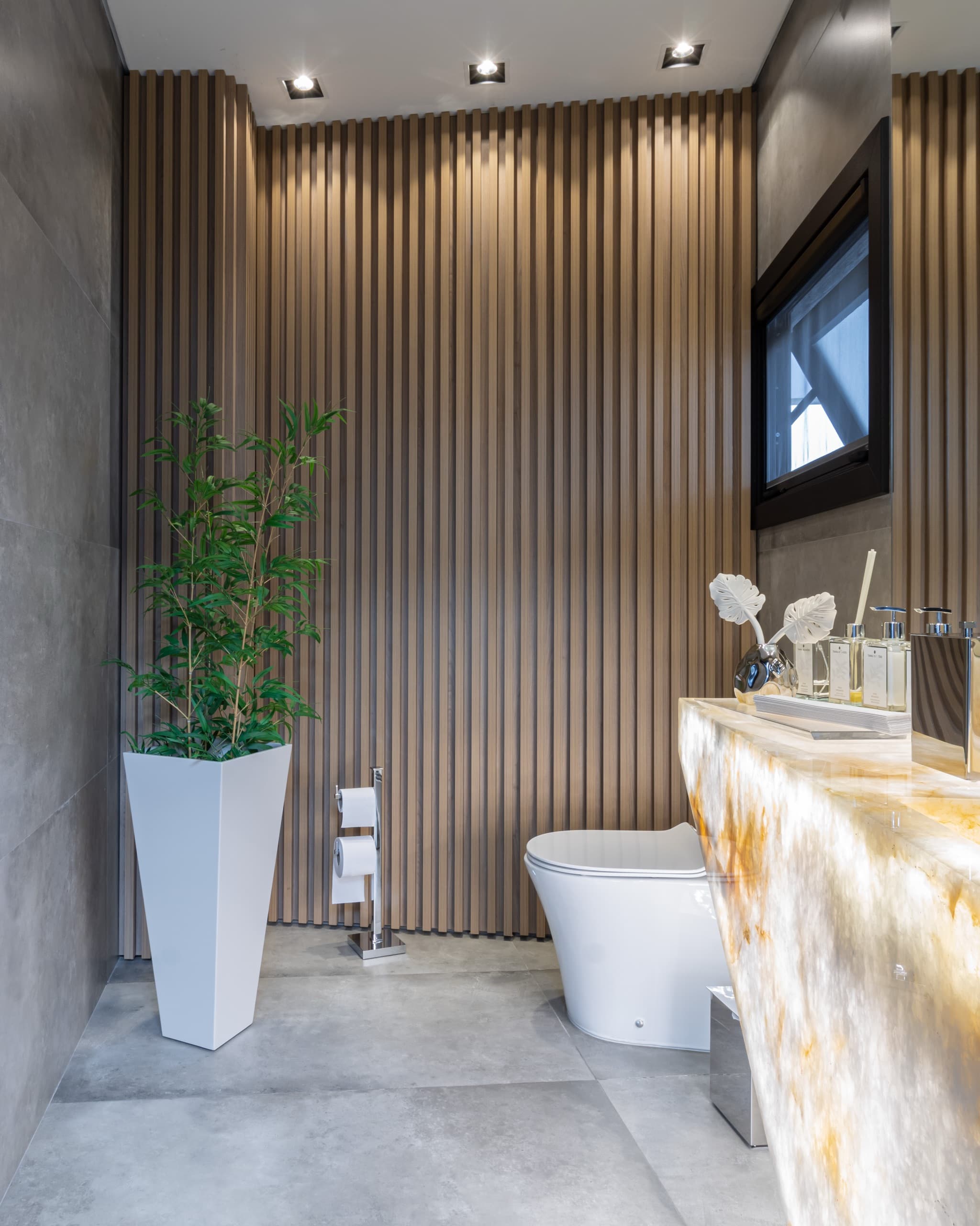 Lavabo com bancada e marcenaria sob medida — vista 1