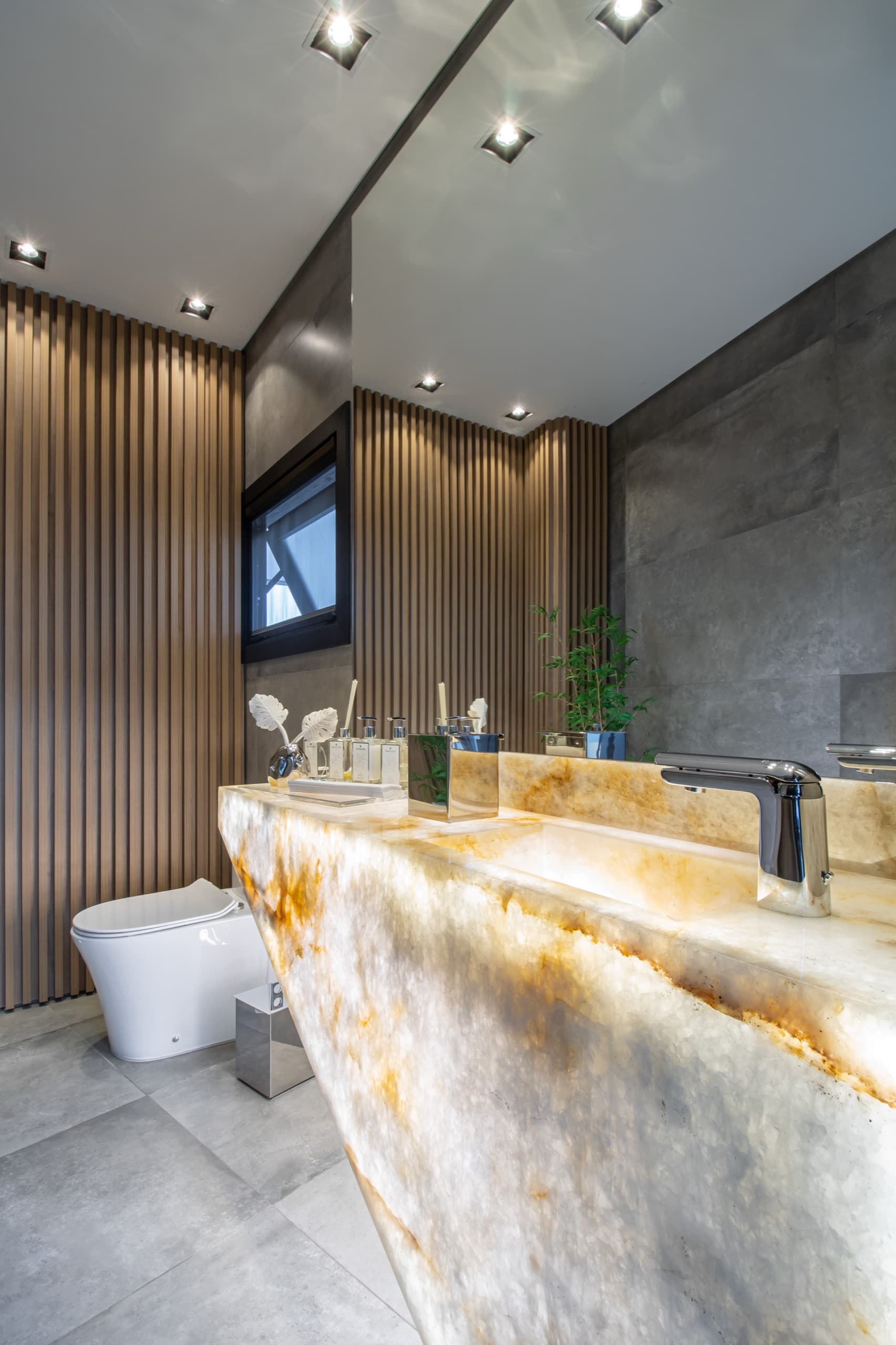 Lavabo com bancada e marcenaria sob medida — vista 2