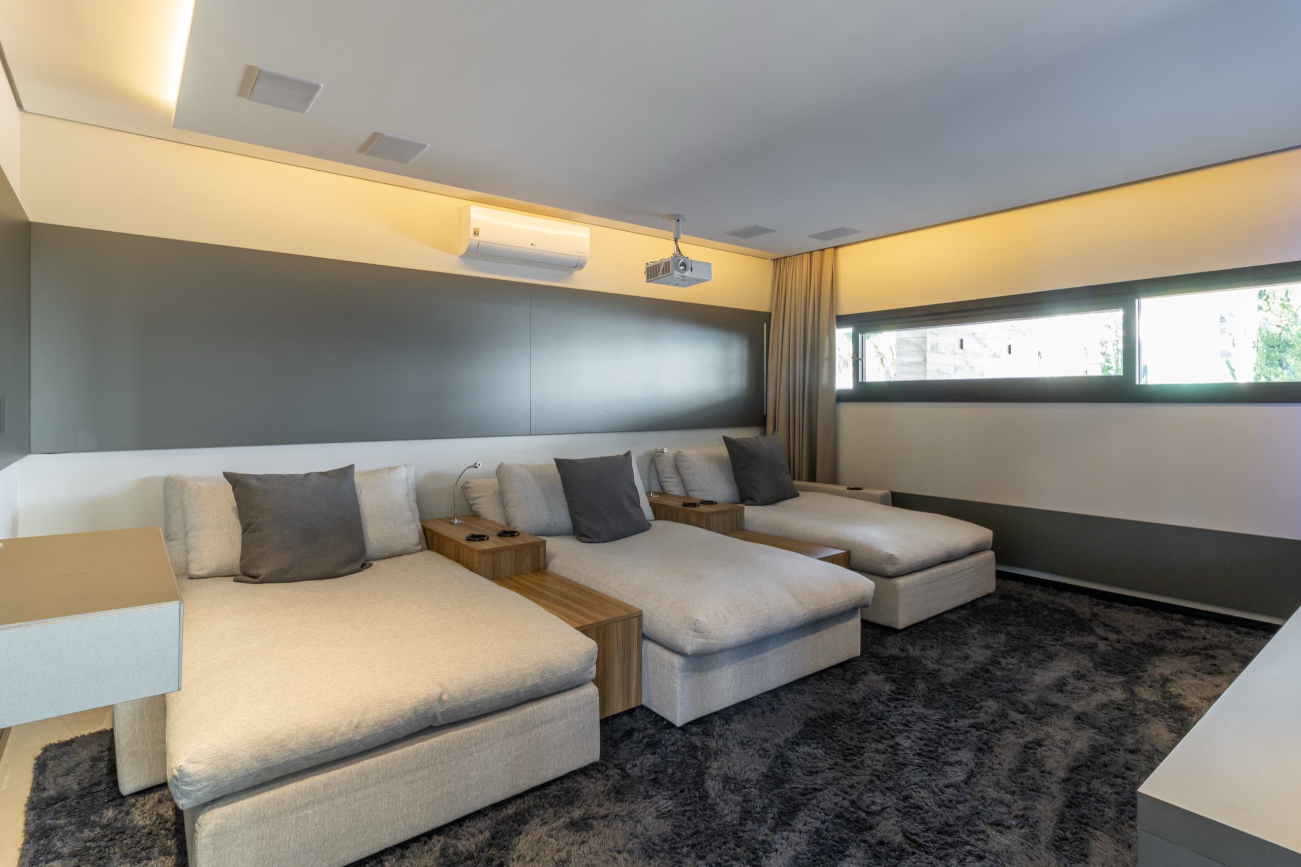 Home cinema com painel e marcenaria sob medida — vista 1