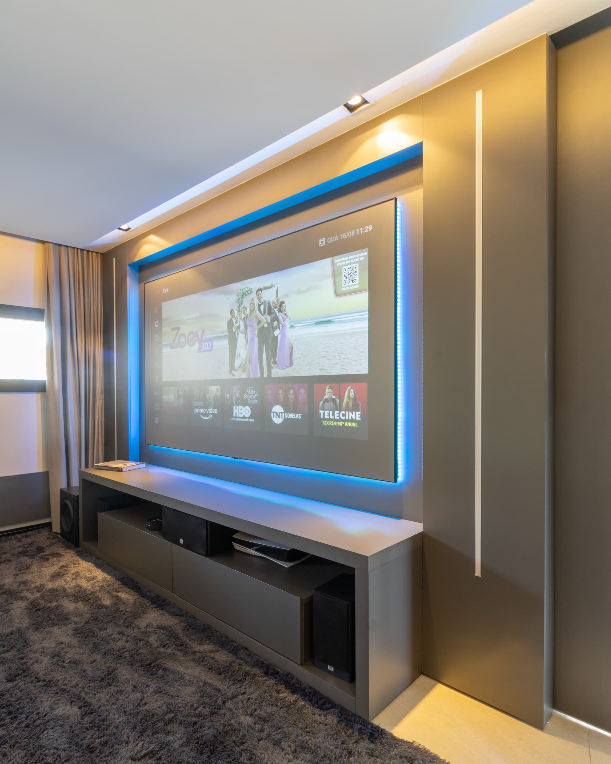 Home cinema com painel e marcenaria sob medida — vista 2