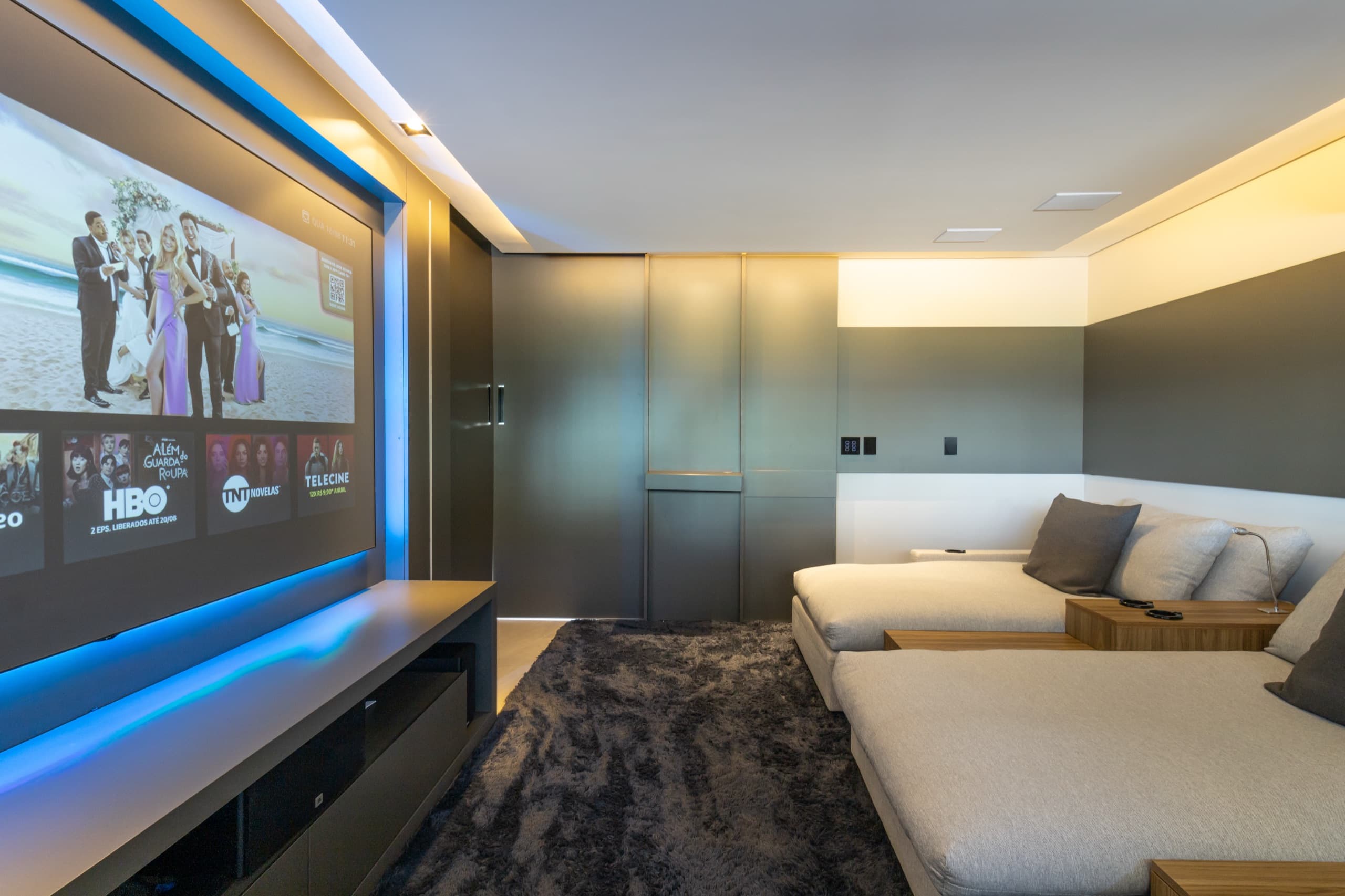 Home cinema com painel e marcenaria sob medida — vista 3