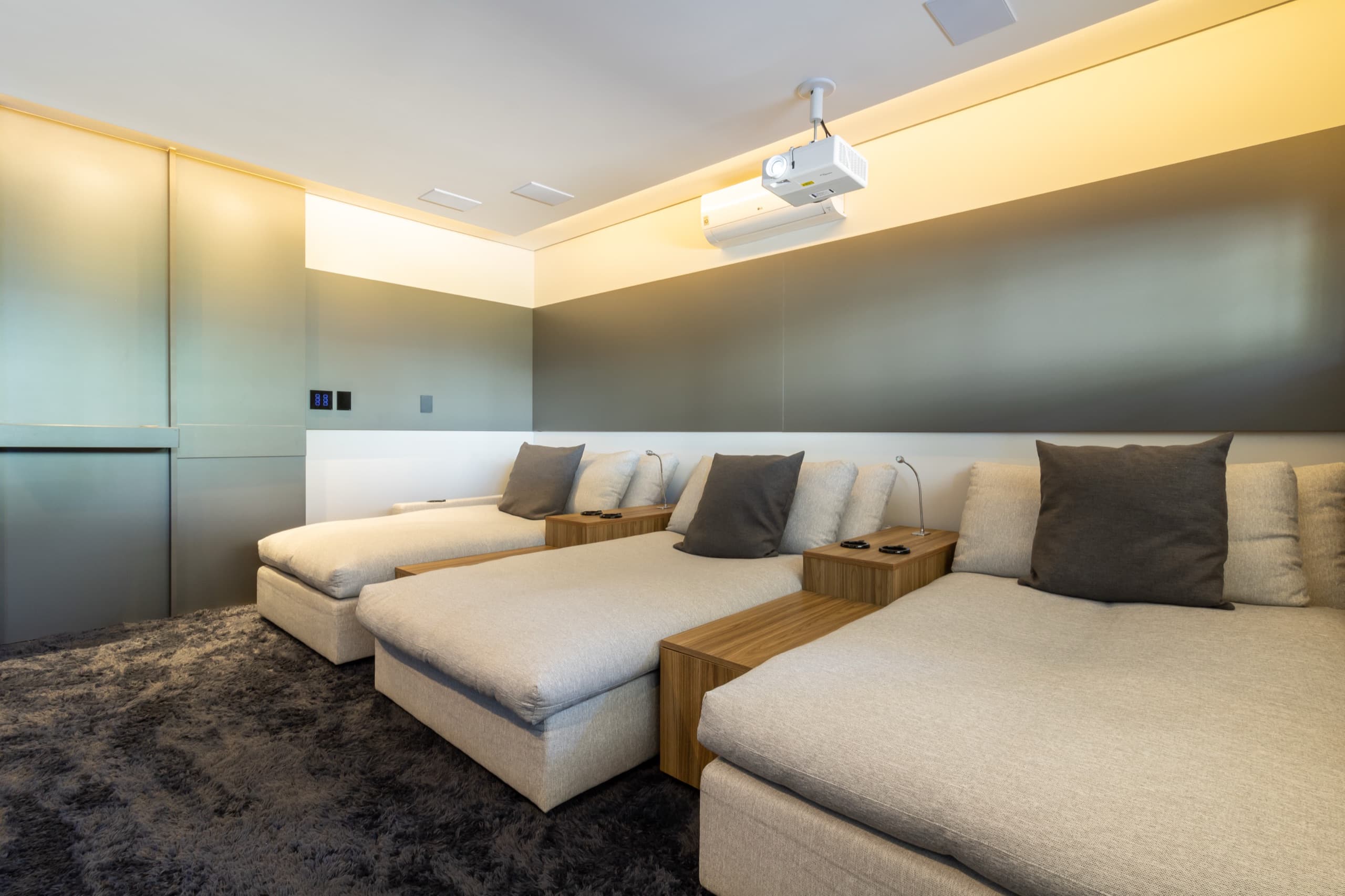 Home cinema com painel e marcenaria sob medida — vista 4