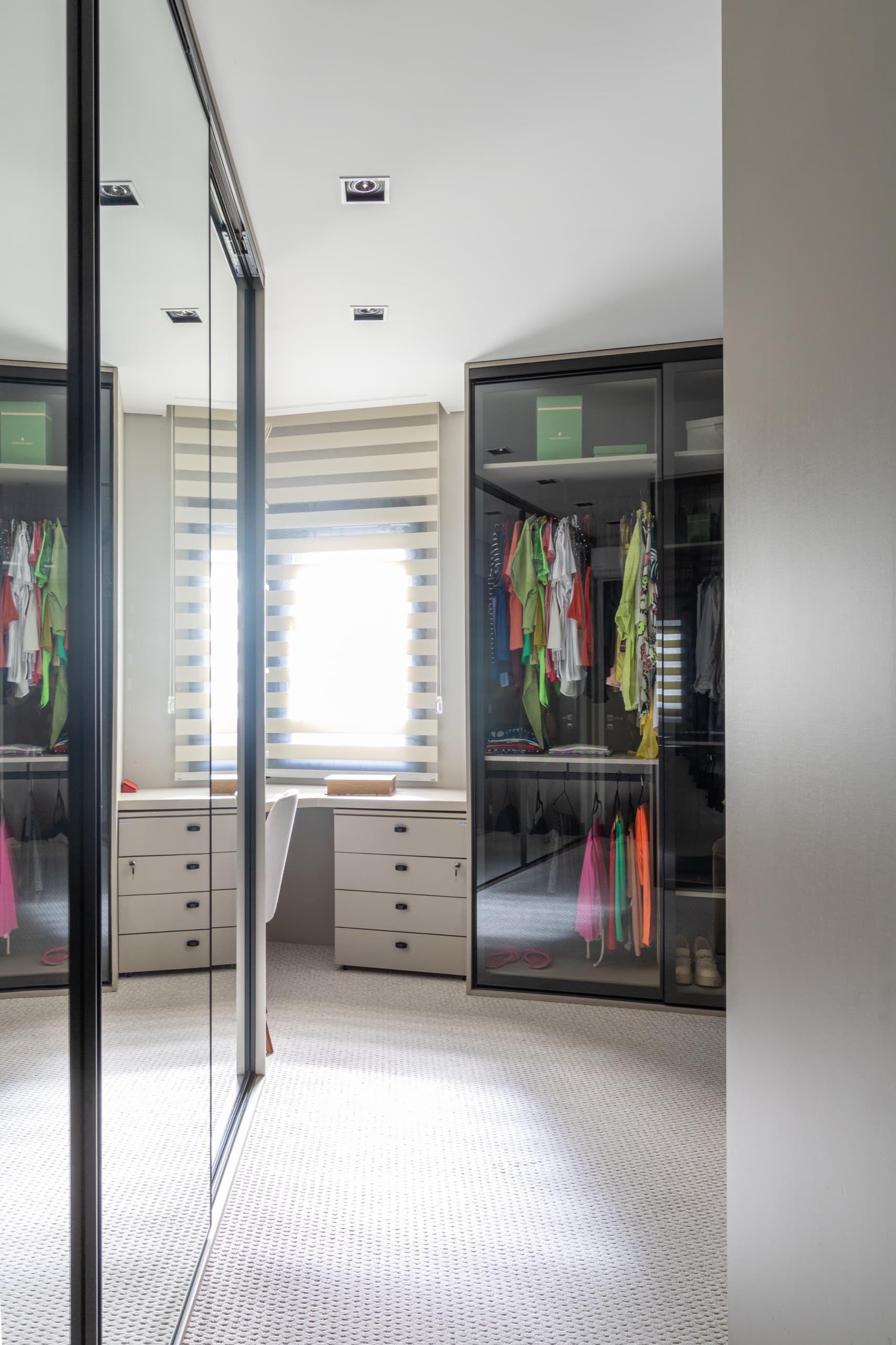 Closet da suíte master com armários sob medida — vista 2
