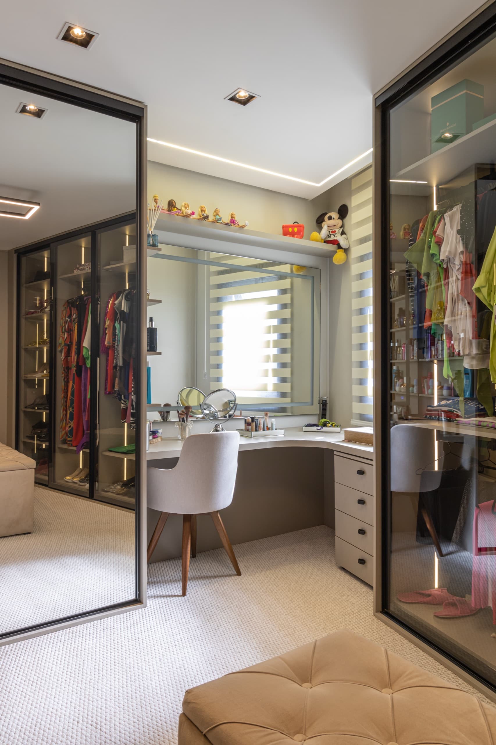 Closet da suíte master com armários sob medida — vista 5