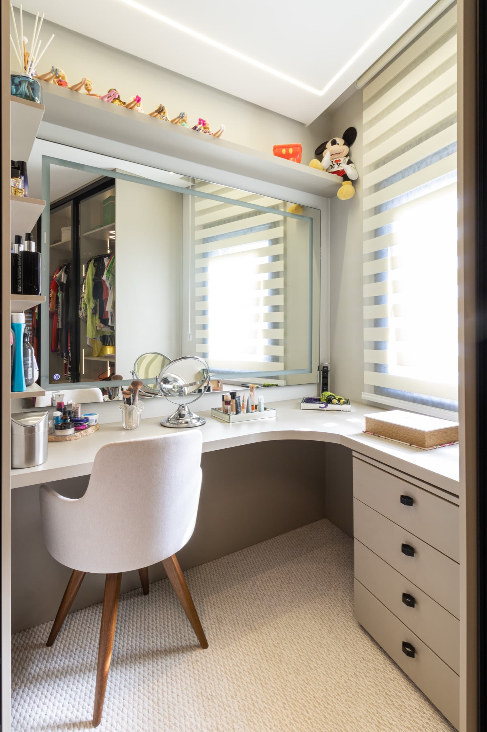 Closet da suíte master com armários sob medida — vista 7