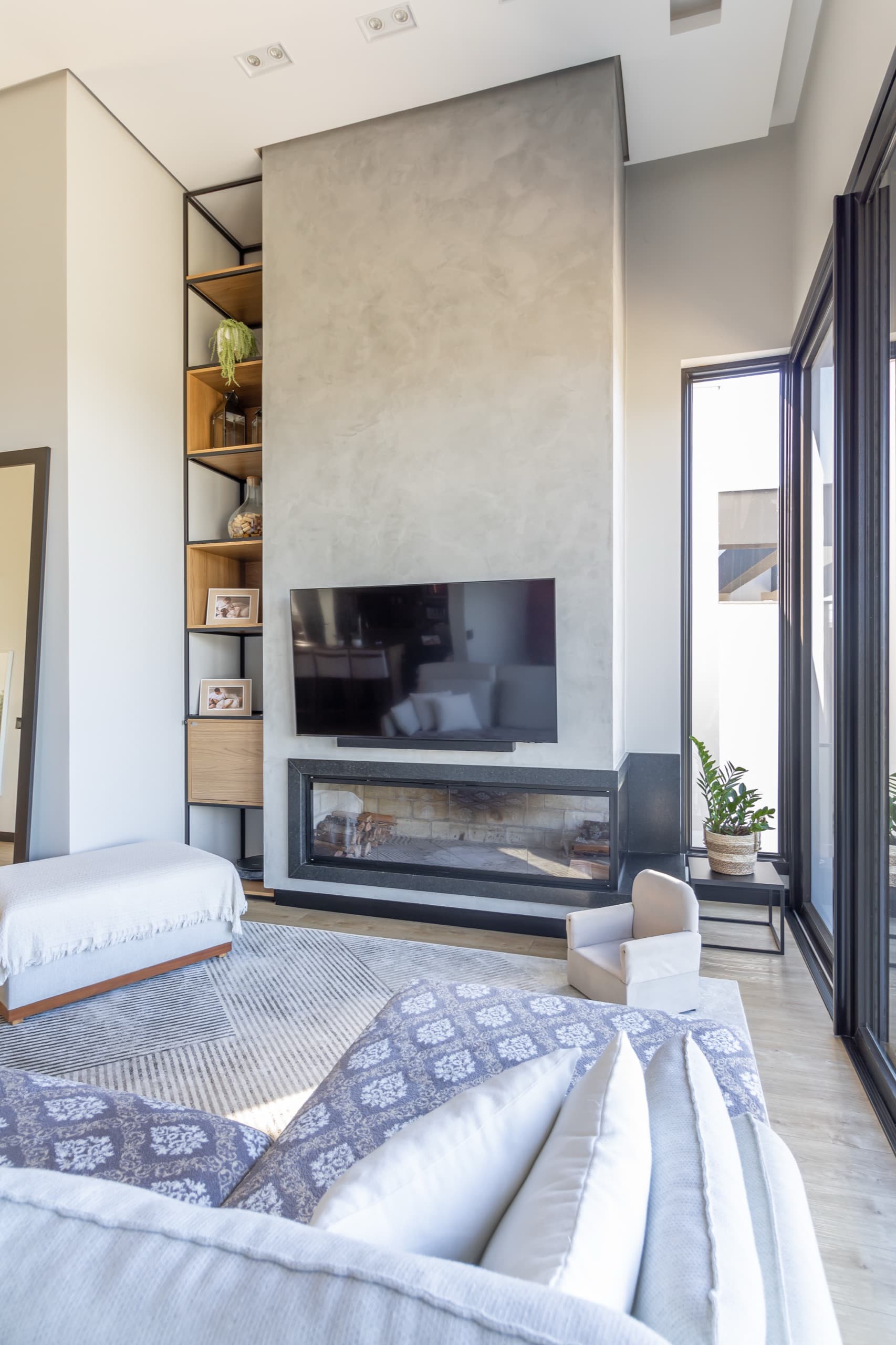Living com marcenaria sob medida — vista 2