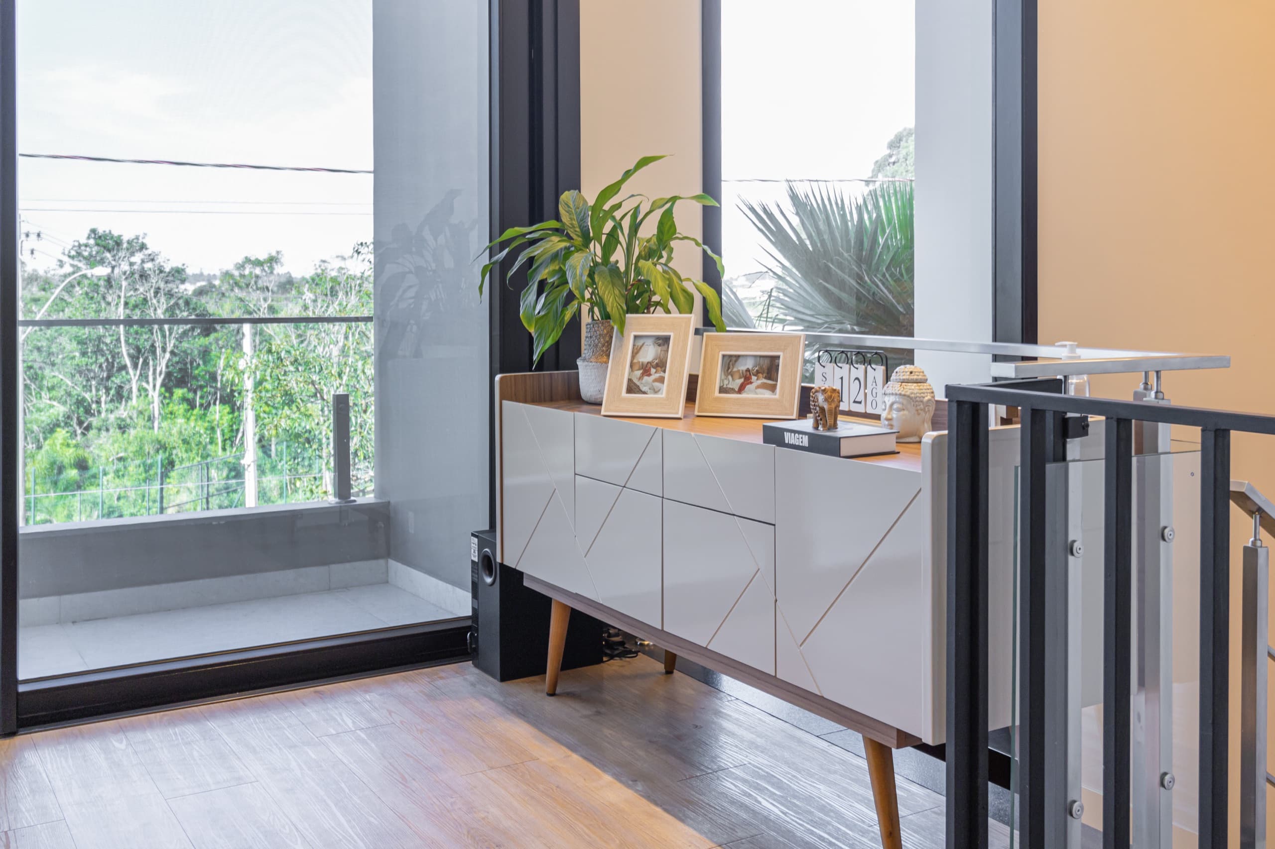 Living com marcenaria sob medida — vista 3