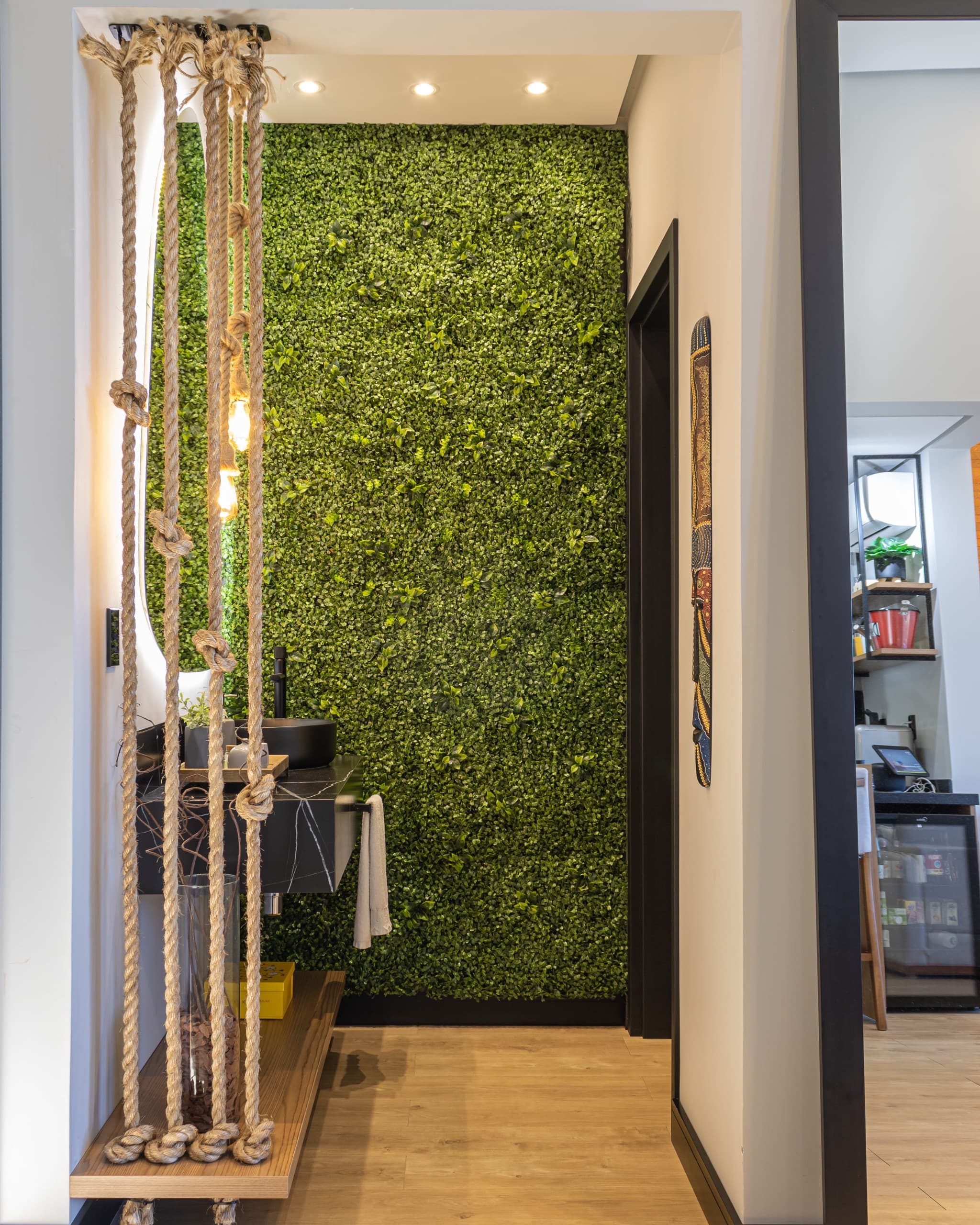 Lavabo com bancada e marcenaria sob medida — vista 3