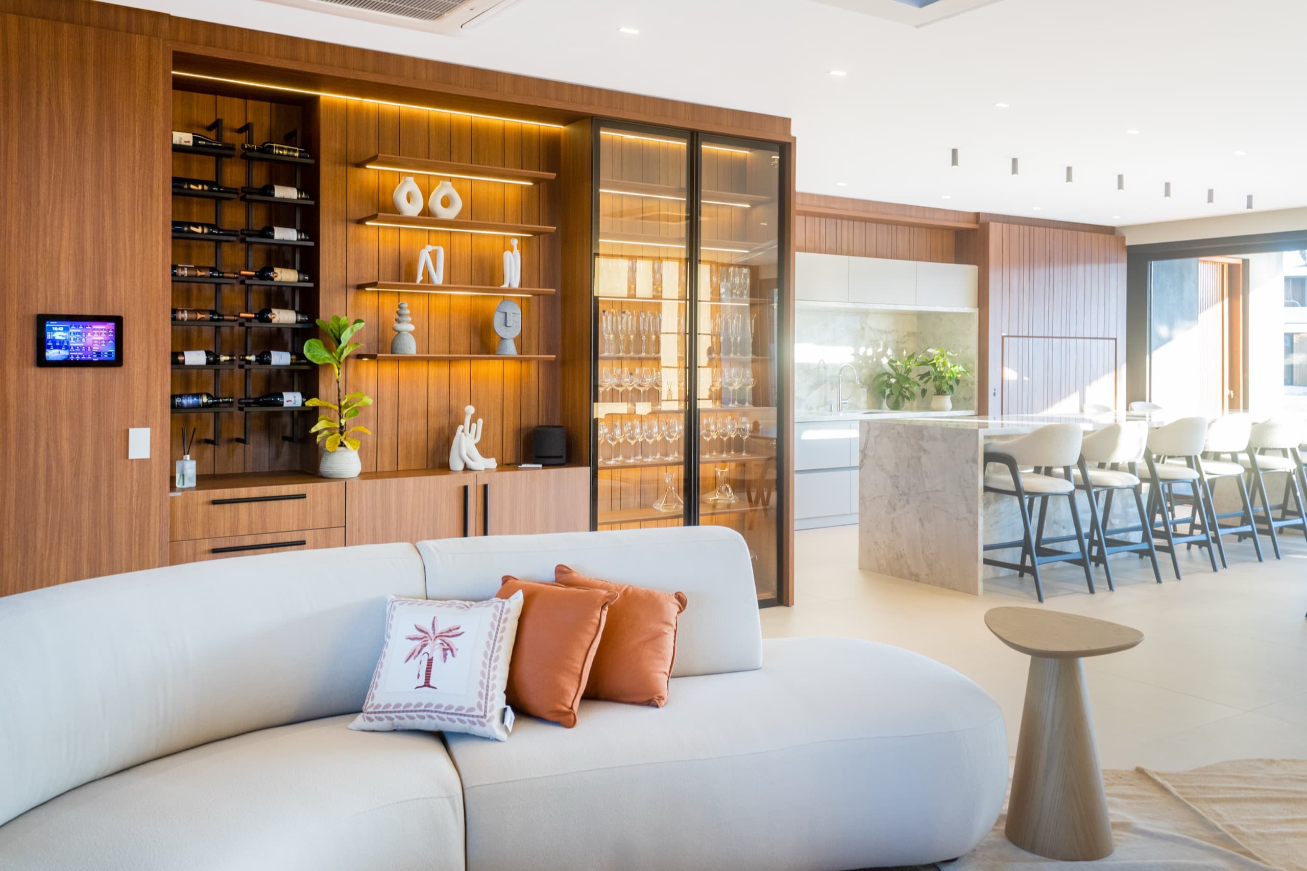 Adega integrada ao living, com prateleiras iluminadas e adega envidraçada — vista 1