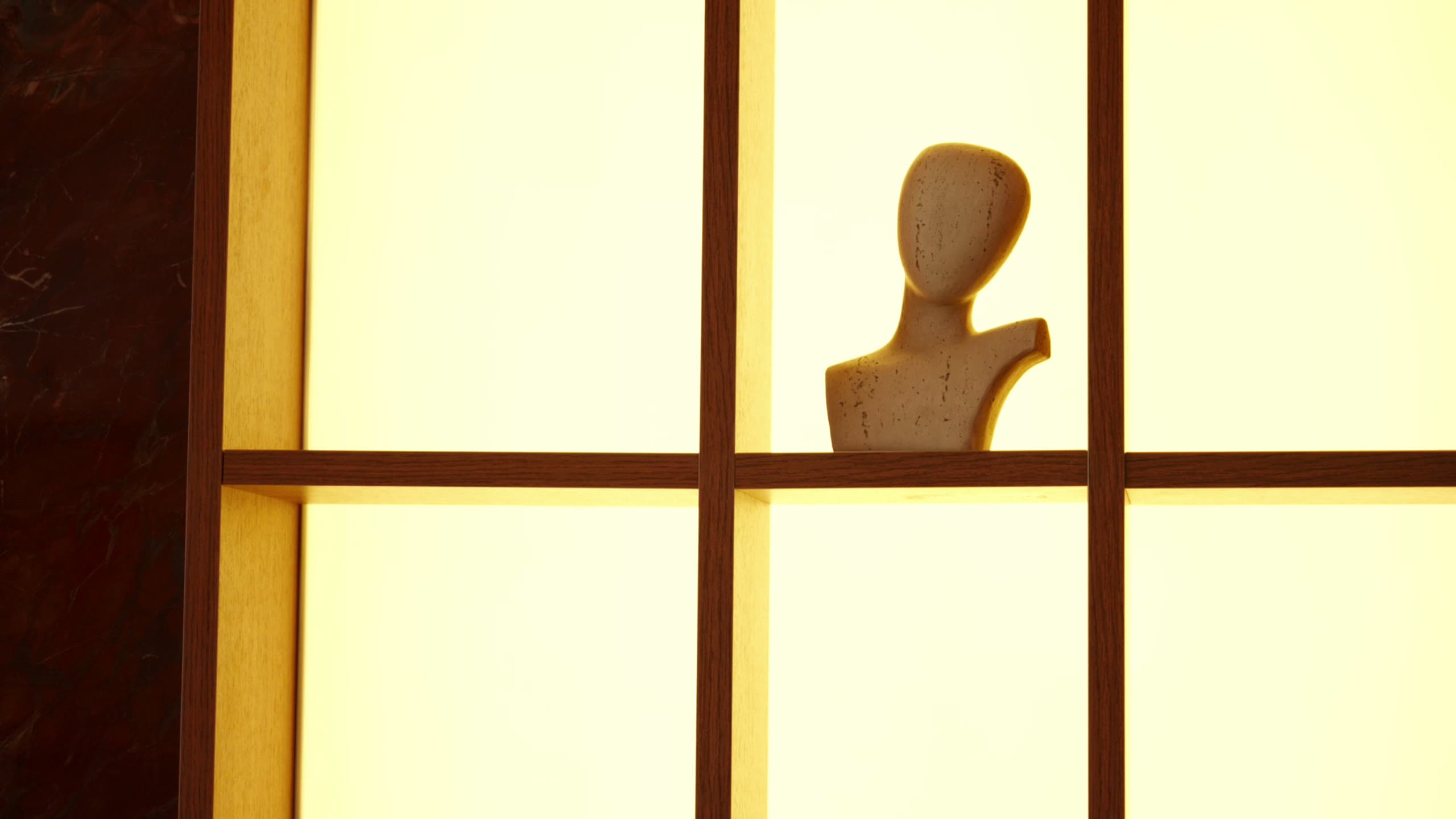 Painel ripado em madeira retroiluminado, com luz dourada filtrando entre as ripas
