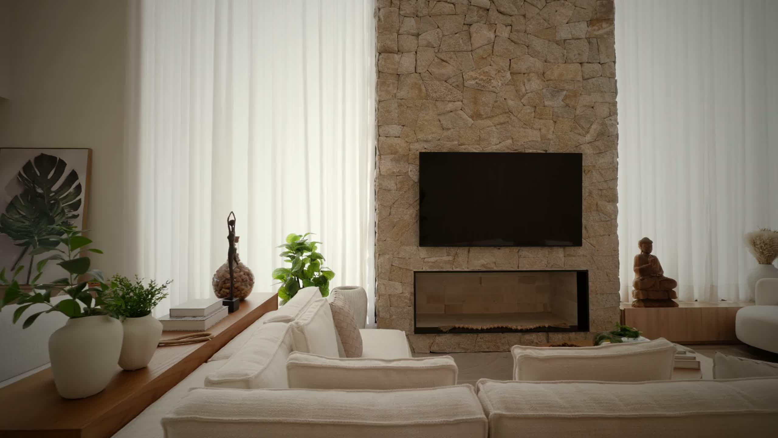 Living de pé-direito duplo com parede de pedra, marcenaria sob medida e painel de TV embutido, projeto Casa G22 Amare
