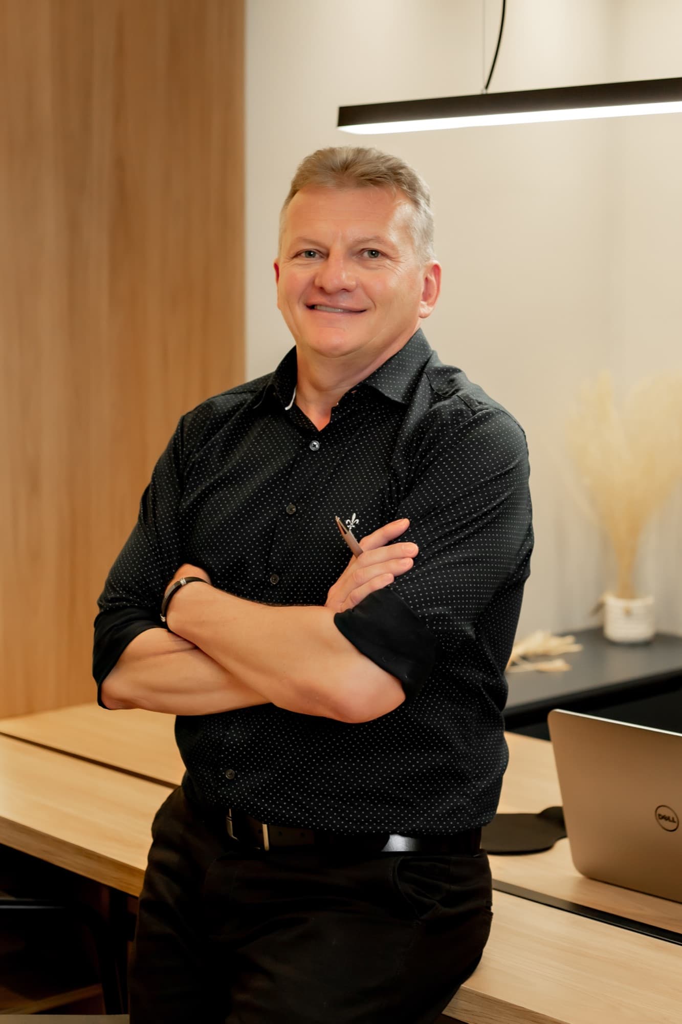 Gilberto Borelli, fundador da Borelli Móveis, no showroom