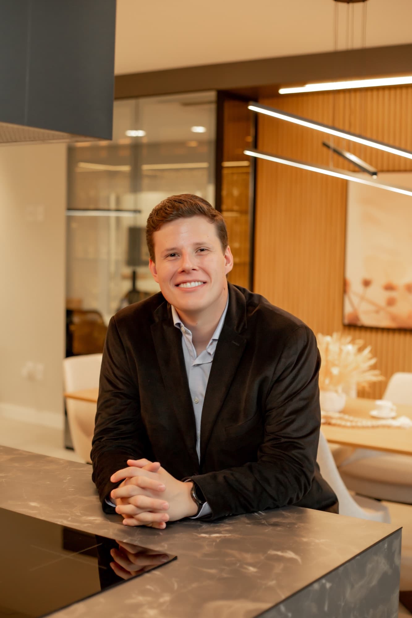 Guilherme Borelli, arquiteto e co-proprietário da Borelli Móveis, no showroom