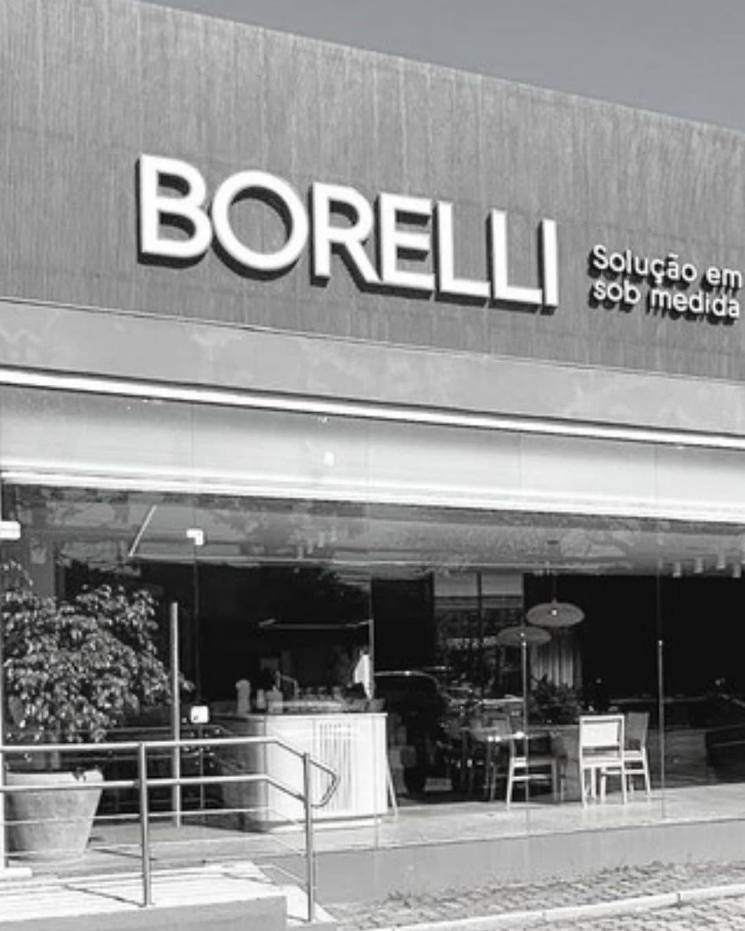 Fachada do showroom Borelli em Gravataí, com vitrine de vidro e o mostruário interno